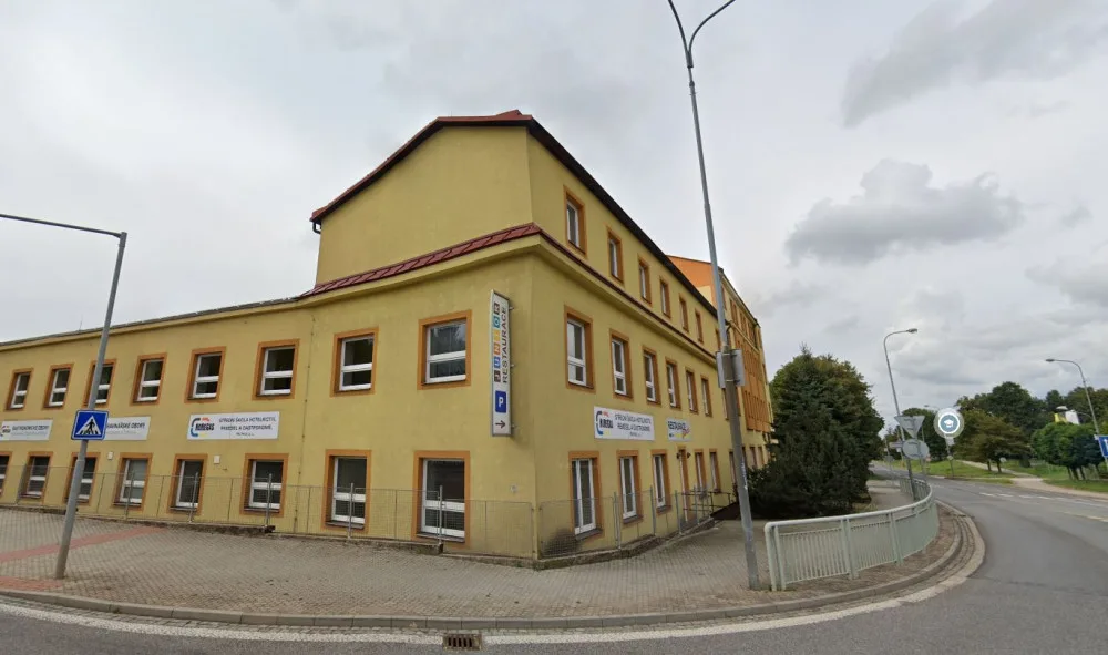 Pád nosné příčky zastavil modernizaci trutnovské střední školy
