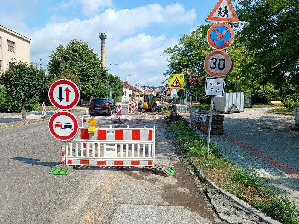 Práce na realizace přechodu pro chodce