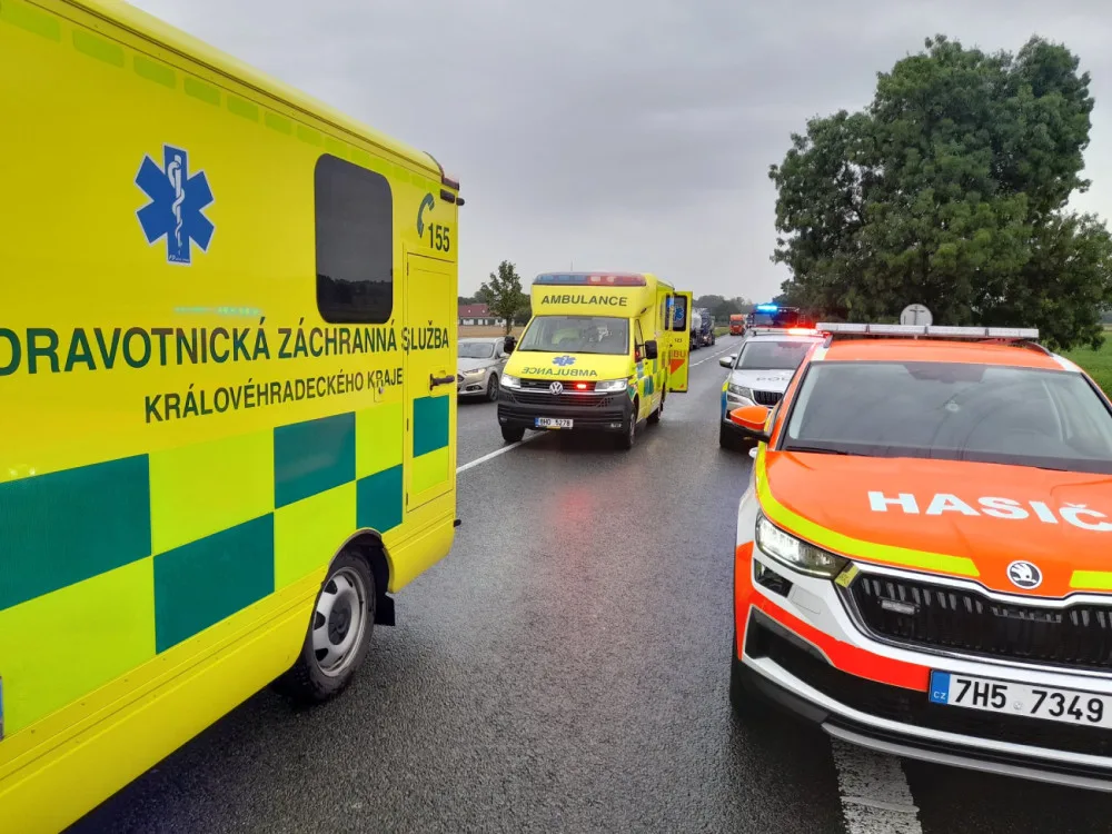 Při nehodě dvou aut na Hradecku zemřela žena. Dvě děti utrpěly vážná zranění.