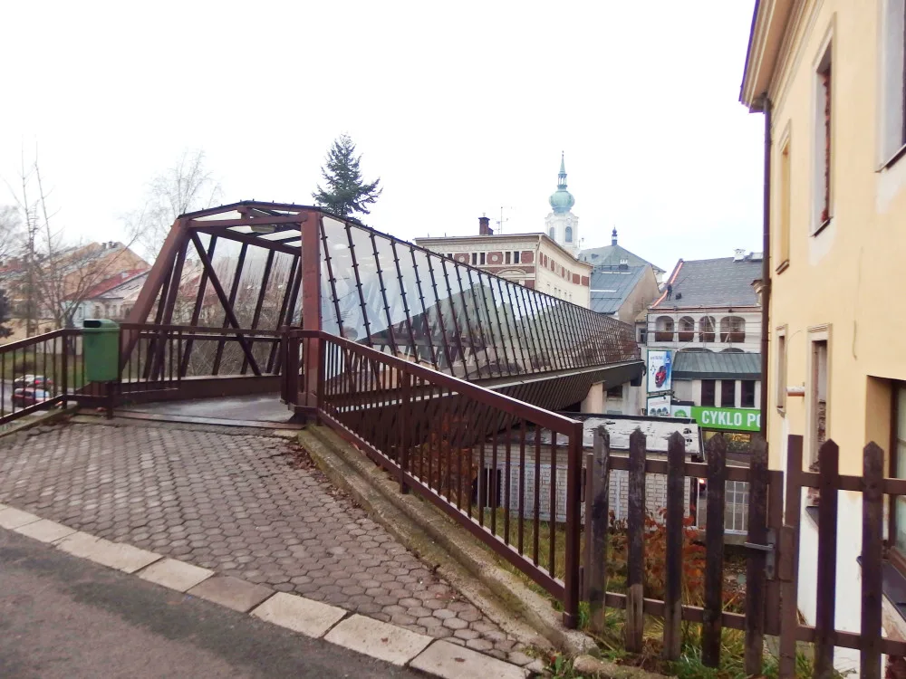 VIDEO: Trutnov začal s opravou skleněné lávky. Rekonstrukci lze sledovat on-line na internetu