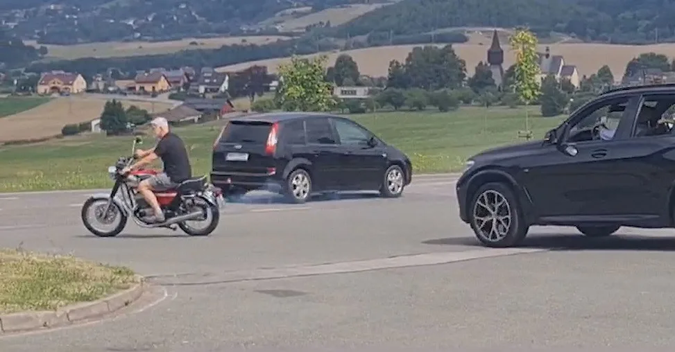 Prezident Petr Pavel na motorce bez helmy