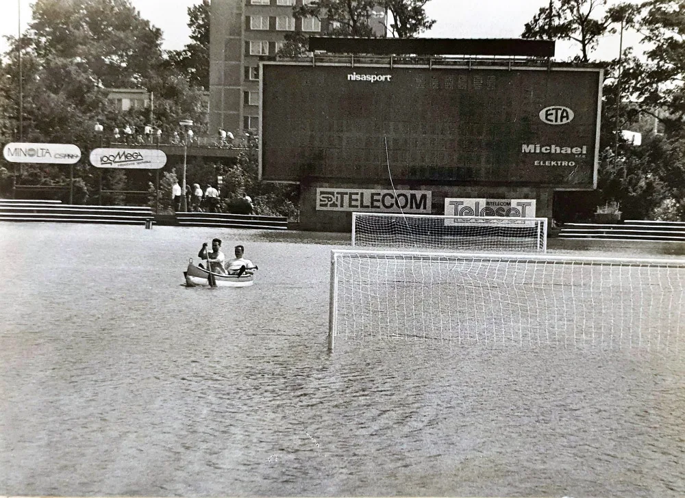 V roce 1993 se starý stadion v Hradci Králové proměnil ve vodní nádrž. Lidé se tam chodili koupat