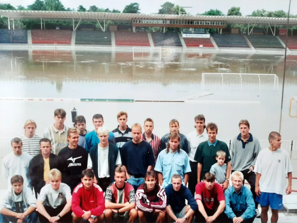 V roce 1993 se starý stadion v Hradci Králové proměnil ve vodní nádrž. Lidé se tam chodili koupat