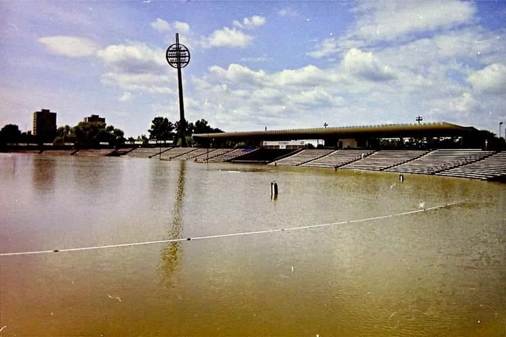 V roce 1993 se starý stadion v Hradci Králové proměnil ve vodní nádrž. Lidé se tam chodili koupat