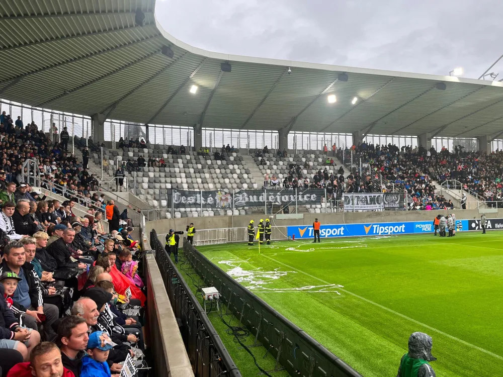 První zápas v nové aréně potrápil výpadek elektřiny i počasí. Hradec Králové nakonec vyhrál