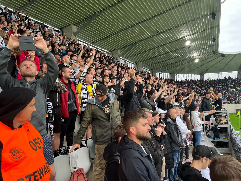 První zápas v nové aréně potrápil výpadek elektřiny i počasí. Hradec Králové nakonec vyhrál