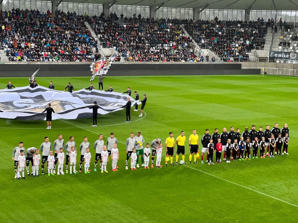 První zápas v nové aréně potrápil výpadek elektřiny i počasí. Hradec Králové nakonec vyhrál