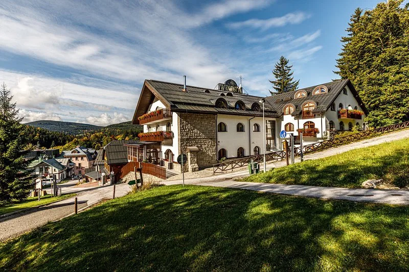 Ve Špindlerově Mlýně vnímají pobyty přes Airbnb negativně unikají taxy z pobytu