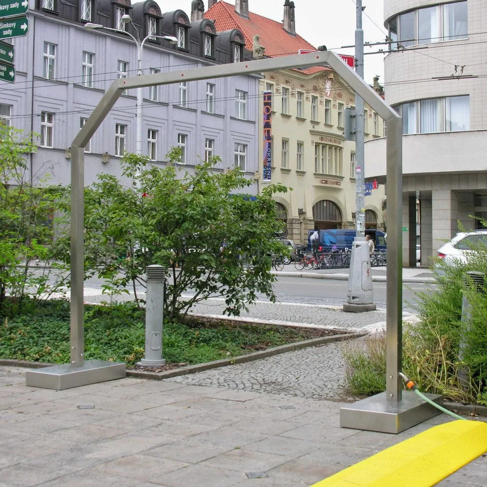 V Hradci Králové začalo fungovat pět nových mlhových bran