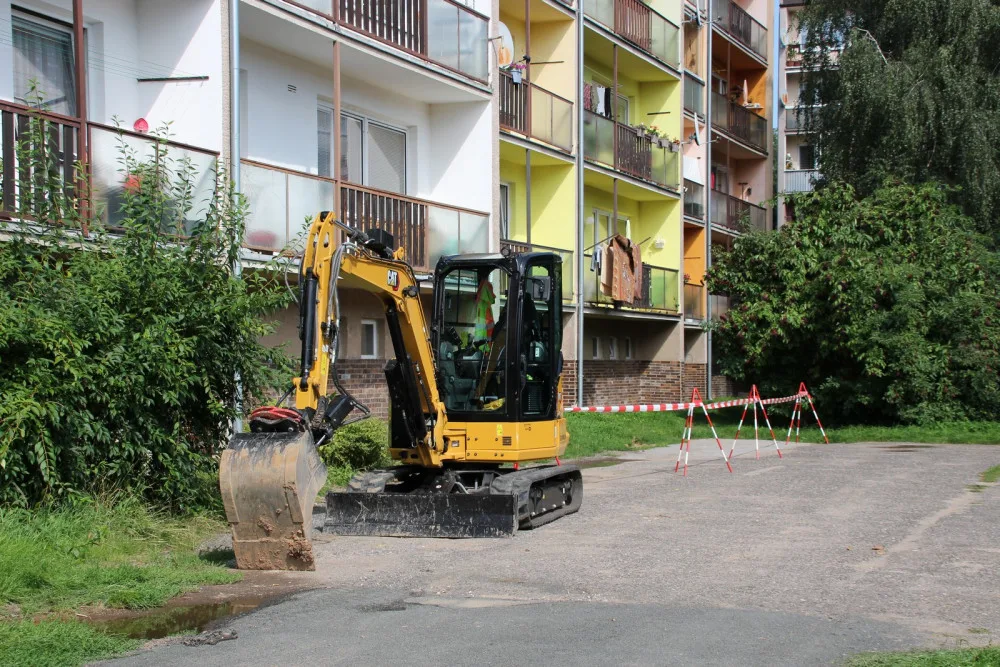 Ve Dvoře Králové se začala opravovat kanalizace. Některé práce omezí dopravu a parkování