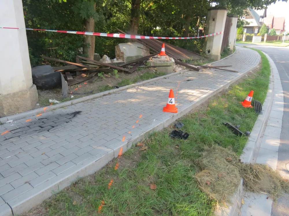 Řidička narazila do plotu. Dechové zkoušky nebyla schopná, v nemocnici potvrdili čtyři promile