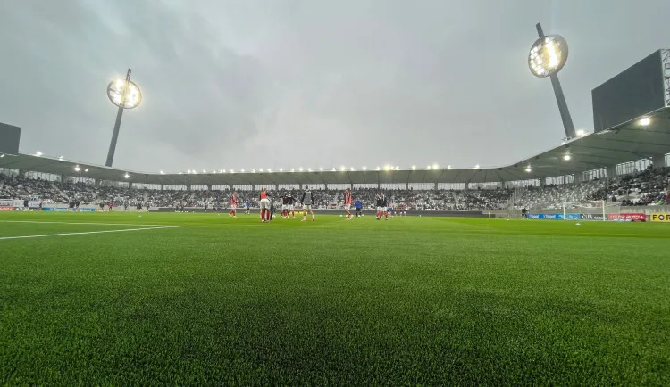 Práci společností, které staví nový stadion v Hradci Králové, hodnotí veřejnost spíše pozitivně.