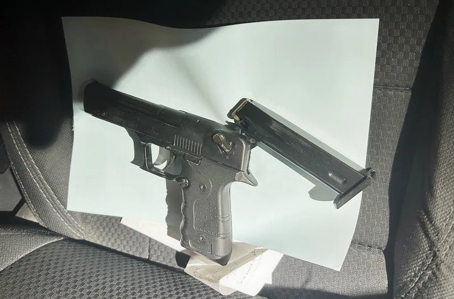 Muž v hradeckém baru mával pistolí nad hlavou. Nadýchal přes čtyři promile.