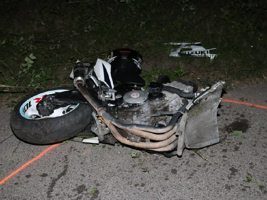 Motorkář nezvládl jízdu a narazil do stromu. Na místě zemřel.