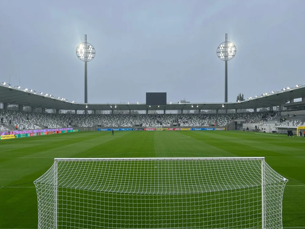 V Hradci Králové se otevře nový stadion. Lidé mohou využít MHD zdarma.