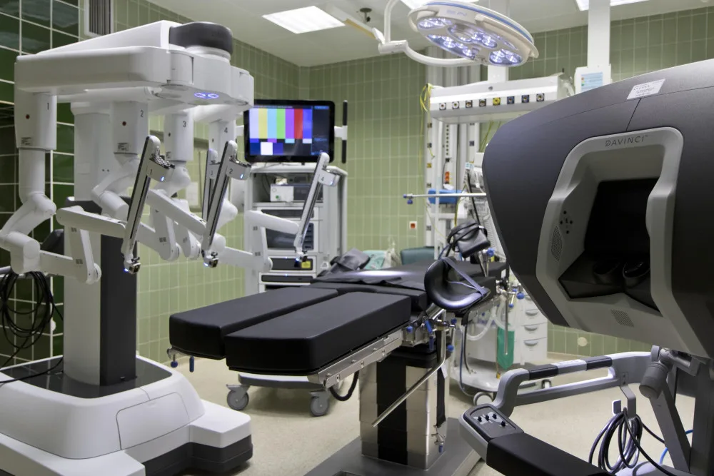 Fakultní nemocnice Hradec Králové pořídila za 70 milionů druhého operačního robota