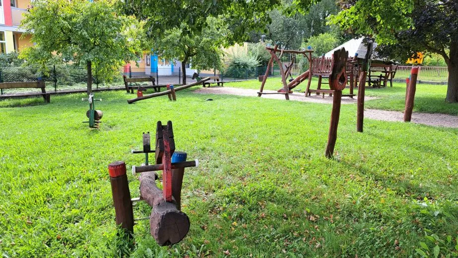 Dvůr Králové nechá opravit hřiště na Strži. Travnatý povrch nahradí tartan.