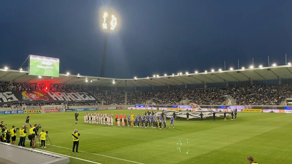 V Hradci Králové se otevřel nový fotbalový stadion. Fotbalovou část si dnes prohlédla veřejnost.