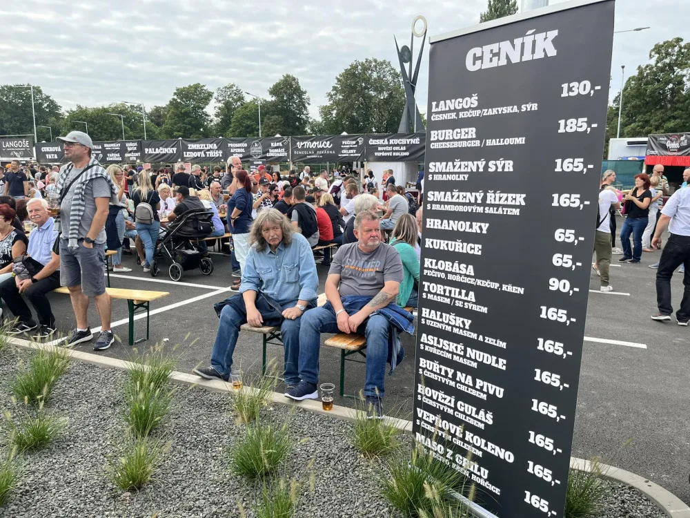 V Hradci Králové se otevřel nový fotbalový stadion. Fotbalovou část si dnes prohlédla veřejnost