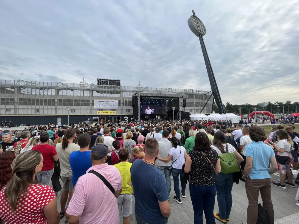 V Hradci Králové se otevřel nový fotbalový stadion. Fotbalovou část si dnes prohlédla veřejnost