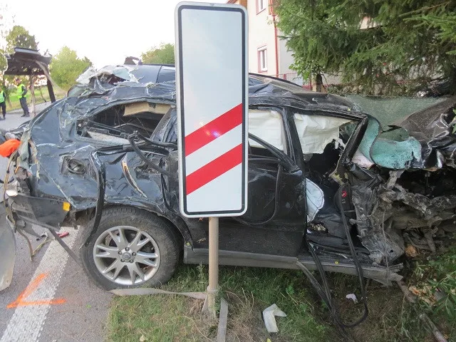 Nepřipoutaný řidič při nehodě vyletěl z vozu ven. Letěl pro něj záchranářský vrtulník.