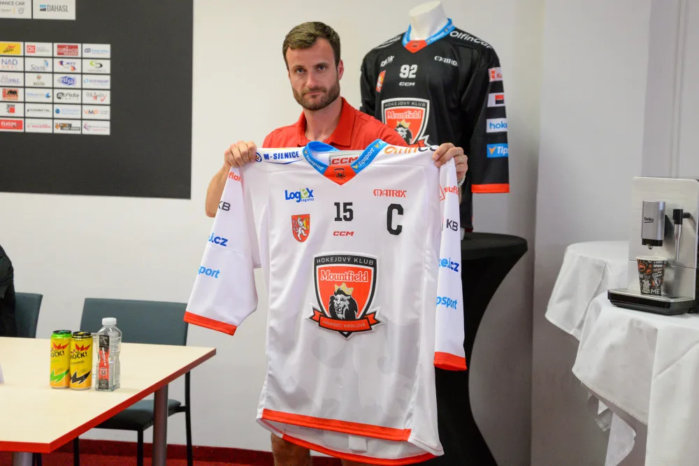 V Hradci Králové startuje hokejová extraliga. Tým vede nový kapitán Honza Eberle.