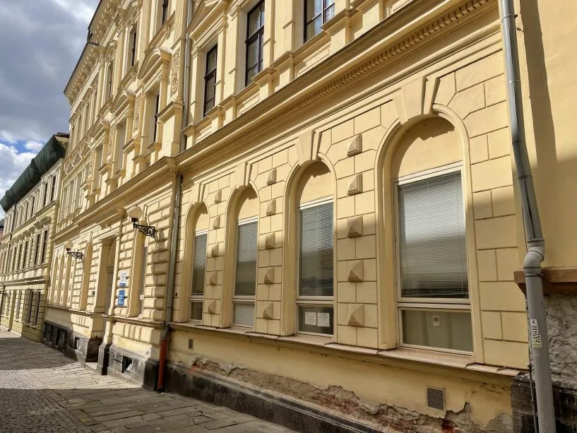 Trutnov vyměňuje okna základní umělecké školy. Za historické repliky zaplatí 5,5 milionu.