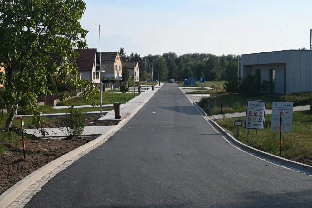Březhradská ulice K Potoku je téměř hotová, o několik měsíců dříve