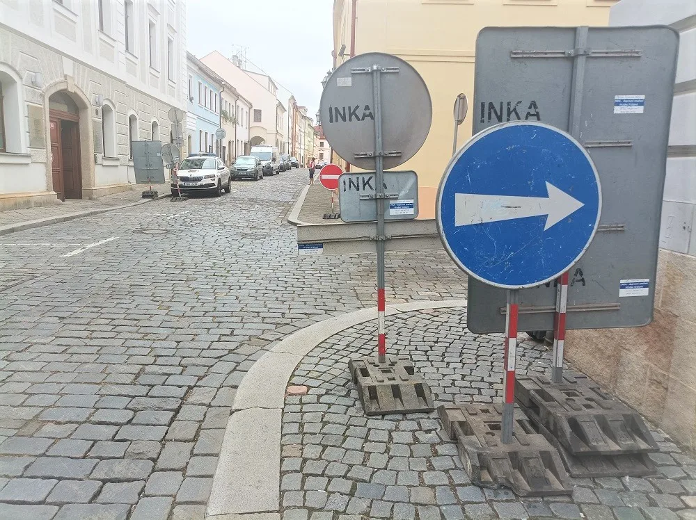 Řidiči v historickém centru Hradce Králové zmatkují a jezdí do protisměru