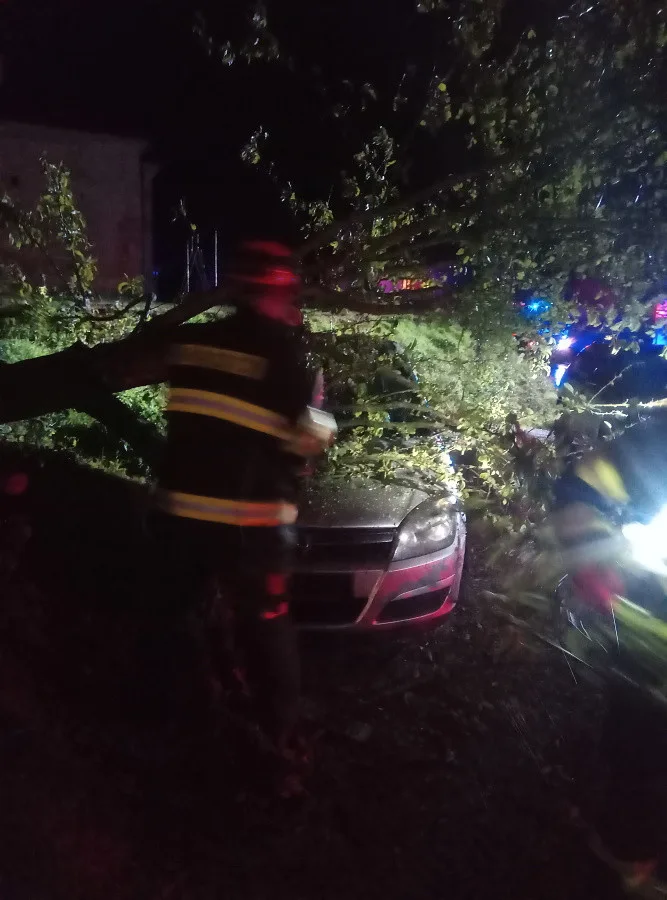 Stromy pod vlivem větrů popadaly na Trutnovsku a Jičínsku na auta, vichr odnesly i střechy