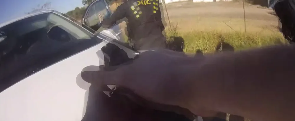 Muž na drogách ukradl auto z bazaru. Následně se pokusil ujet hlídce.