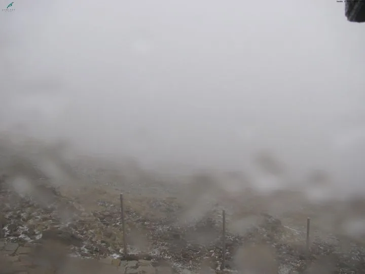 Na Sněžce meteorologové zaznamenali první sněžení nadcházející zimy