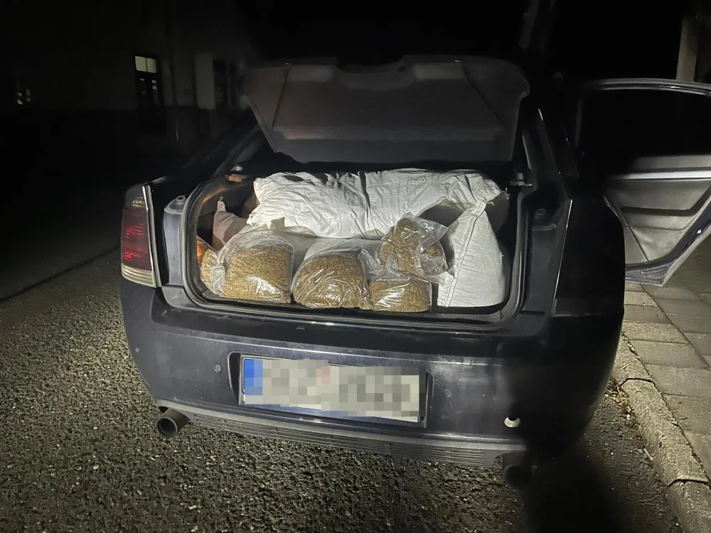 V kufru auta řidič převážel 80 kilogramů tabáku. Skončil v rukou celníků