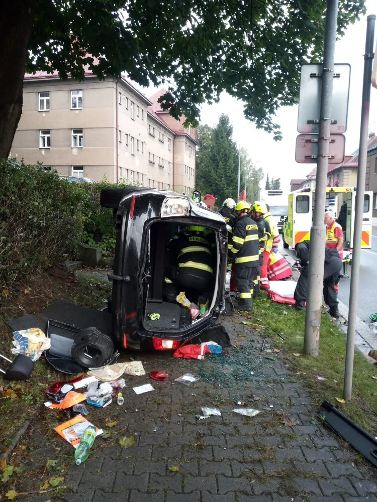 Po nárazu autem do stromu v Trutnově zemřel pětasedmdesátiletý řidič