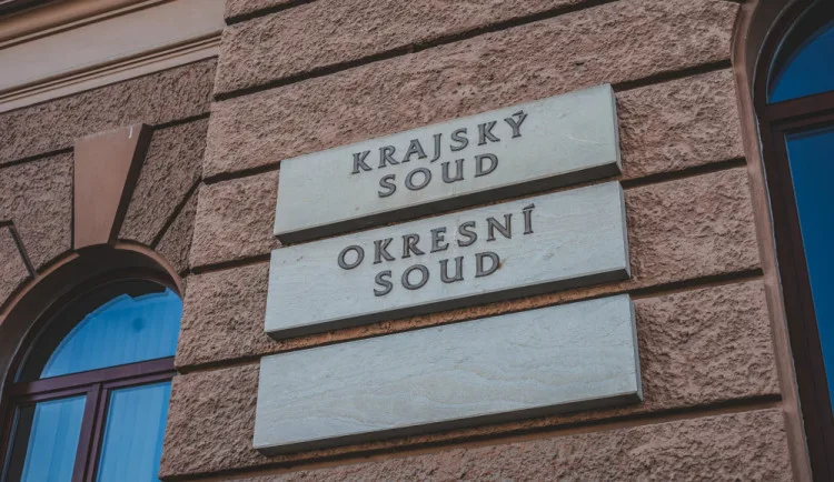 Soud zprostil cizince viny za zabití krajana na ubytovně v Hradci Králové