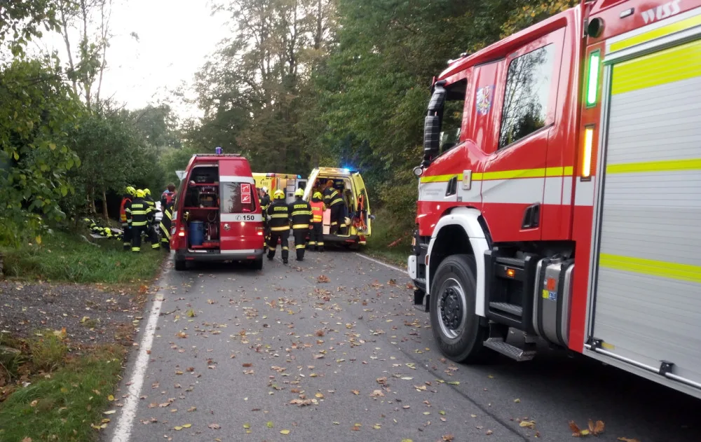 Při dopravní nehodě na Náchodsku zemřel řidič osobního auta, narazil do stromu