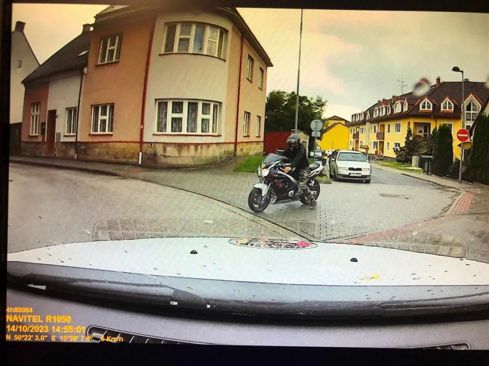 Na motorce si dojel pro vodku. Policejní hlídce nadýchal téměř tři promile