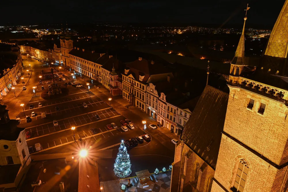 Vánoční strom v Hradci Králové se rozsvítí 3. prosince. Trhy začnou o týden později.