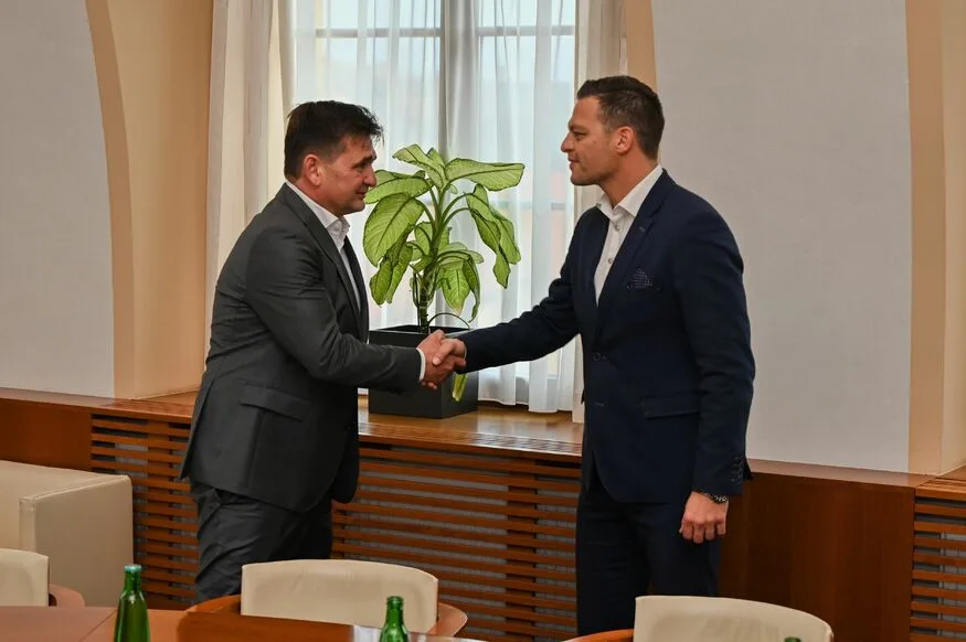 Daniel Malý zůstane ve funkci ředitele nemocnice v Jičíně. Hejtmanství je s jeho prací spokojeno