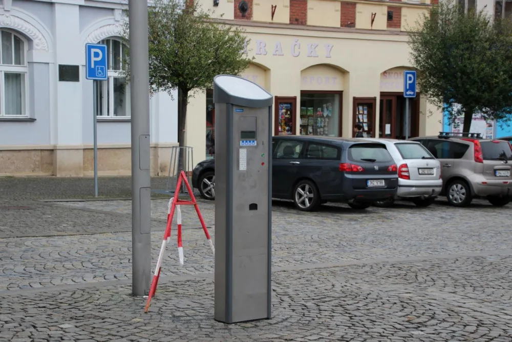 Dvůr Králové chce změnit systém parkování na vybraných místech. Využije nové automaty