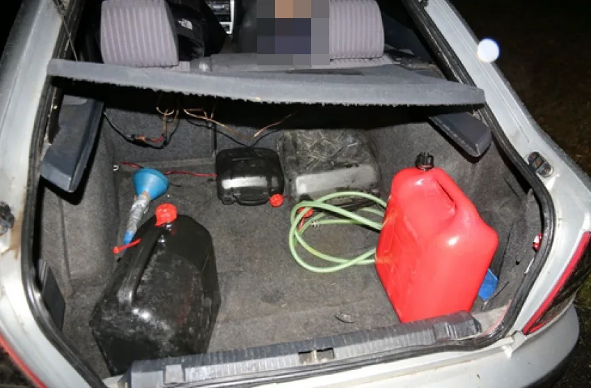 Parta mladíků se pokusila ukrást naftu ze stavebních strojů. Při odjezdu je zastavila policejní hlídka