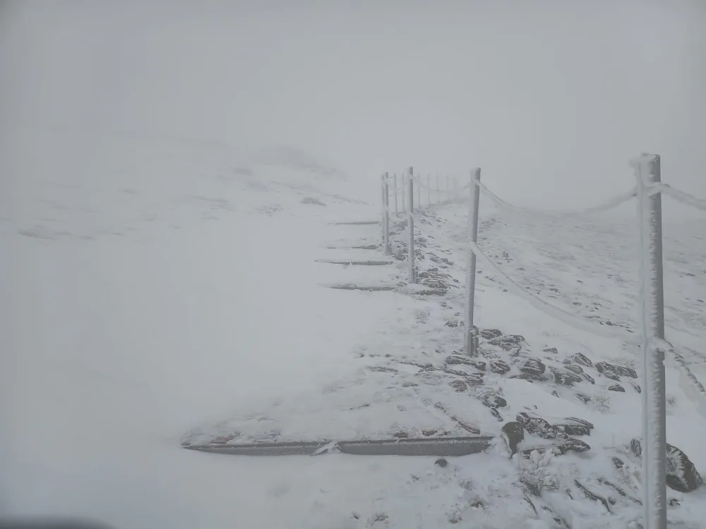 V Krkonoších napadlo 15 centimetrů sněhu, silný vítr zastavil lanovku na Sněžku
