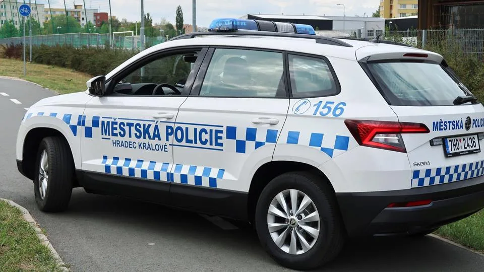 Kolemjdoucí na poslední chvíli zachránil ženu, která se chtěla utopit v rybníku