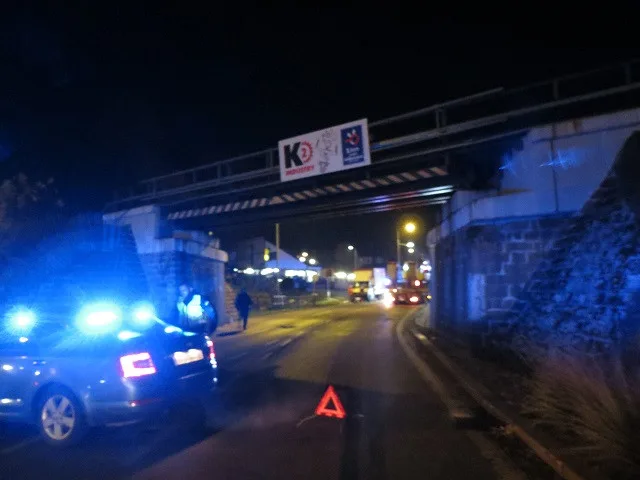 Řidič kamionu v Nové Pace se nevešel pod most. Poškodil oba nosníky