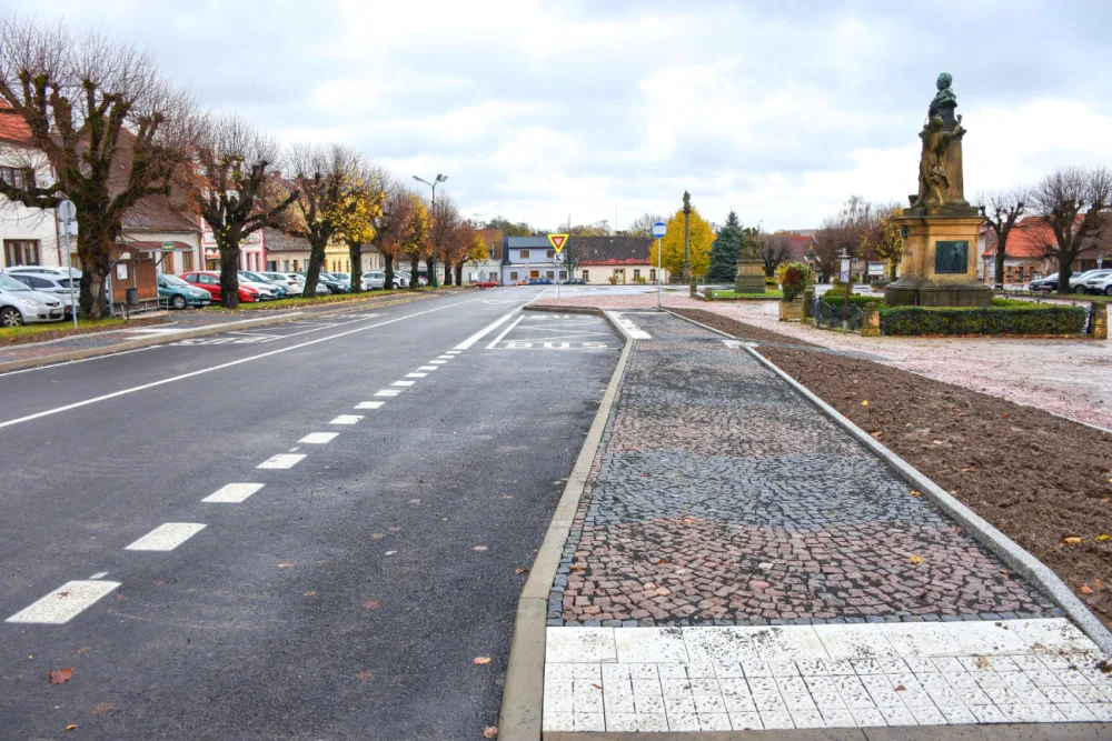 Řidiči jedoucí do Miletína už nebudou muset objížďkou. Silnice u náměstí je hotová