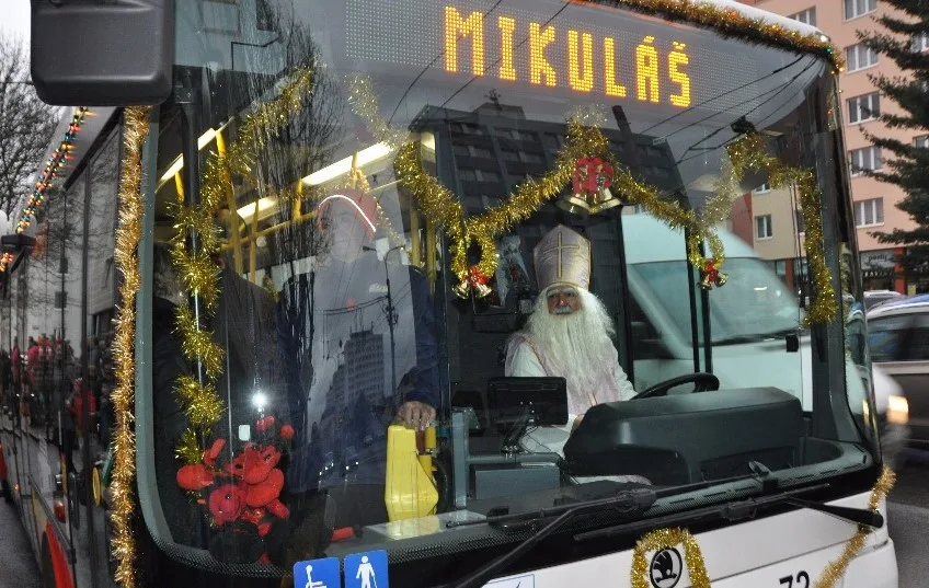 Děti povozí v Hradci Králové Mikuláš ve svém trolejbusu