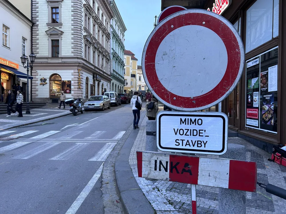 Omezení výjezdu z centra Hradce Králové kvůli opravě kanalizace skončí 1. prosince.