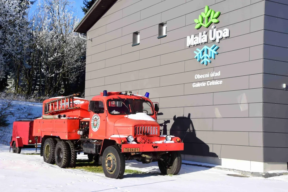Přetížený kamion uzavřel komunikaci na Pomezní Boudy v Krkonoších