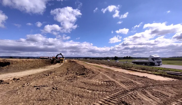 Na trase dálnice D35 Sadová – Plotiště našli archeologové 4 500 kusů nálezů z různého období