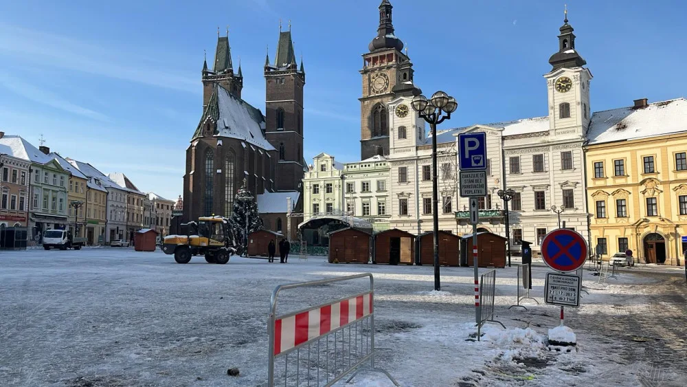 Na Velkém náměstí už se připravují vánoční trhy. Začnou v pátek